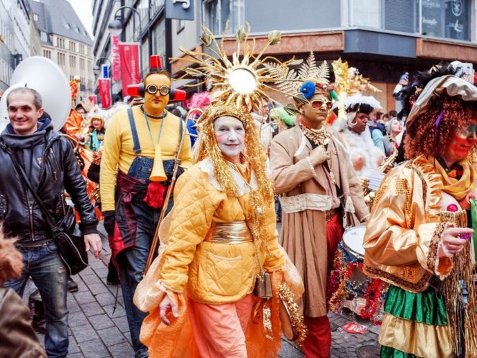 Ausgefallene Kostümideen auf den Straßen Kölns-Karneval
