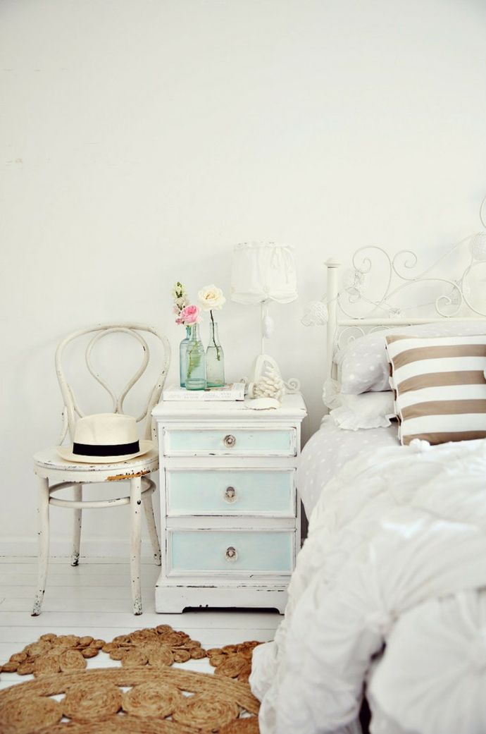 Bett Kopfteil verziert Metall Kommode Nachttisch Stuhl Holz Blumen Teppich Weiß -Shabby Chic Einrichtung