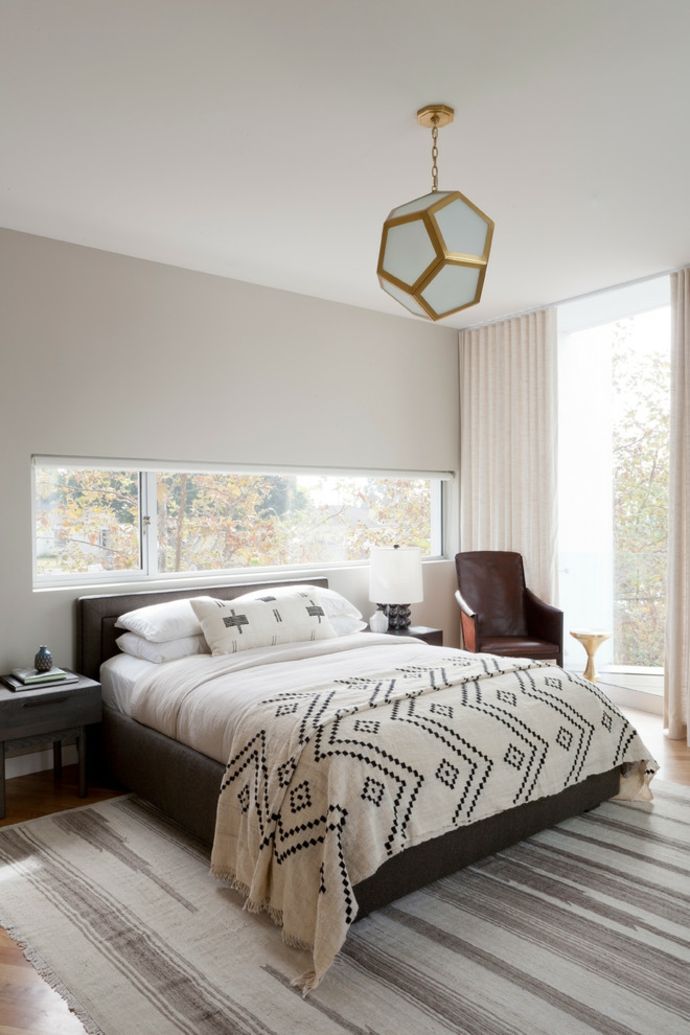 Bodentiefe Fenster Schwarz Weiß Ledersessel Pendelleuchte-Schlafzimmer design