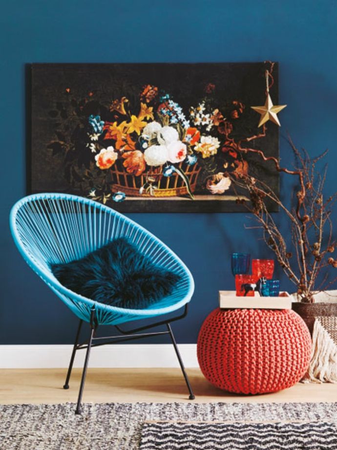 Wire armchair sky blue Siztpuff coral red dark wall color blue retro