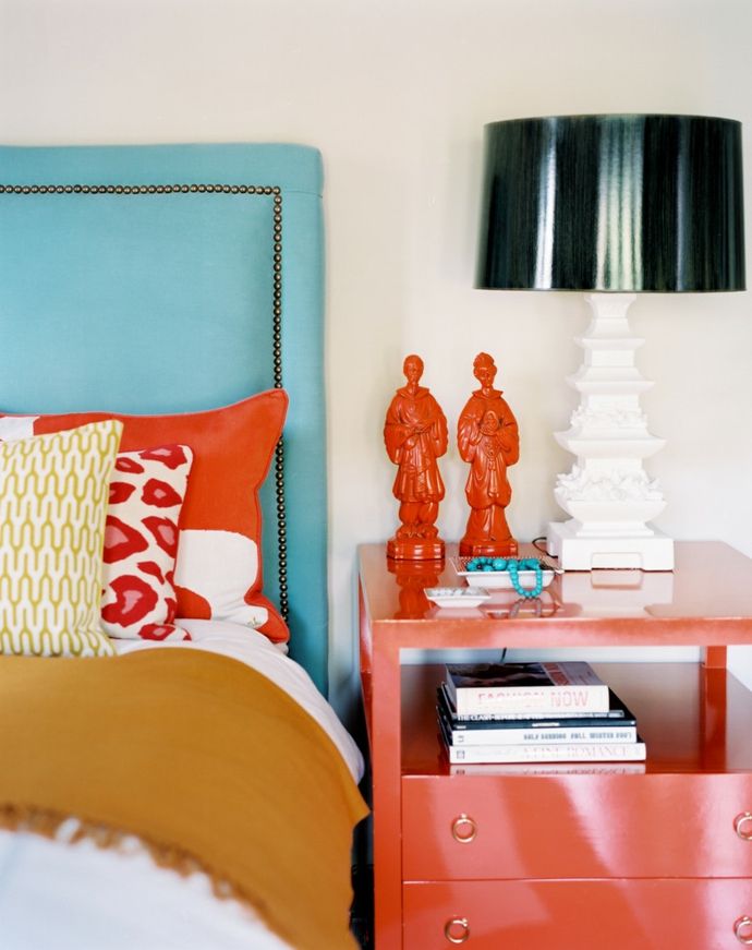 Eclectic bedroom in turquoise and orange design in a maritime furnishing style