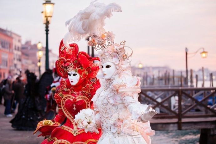 Feier auf den Straßen von Venedig-Karneval