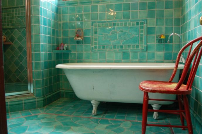 Tiled bathroom in turquoise green design in a maritime furnishing style