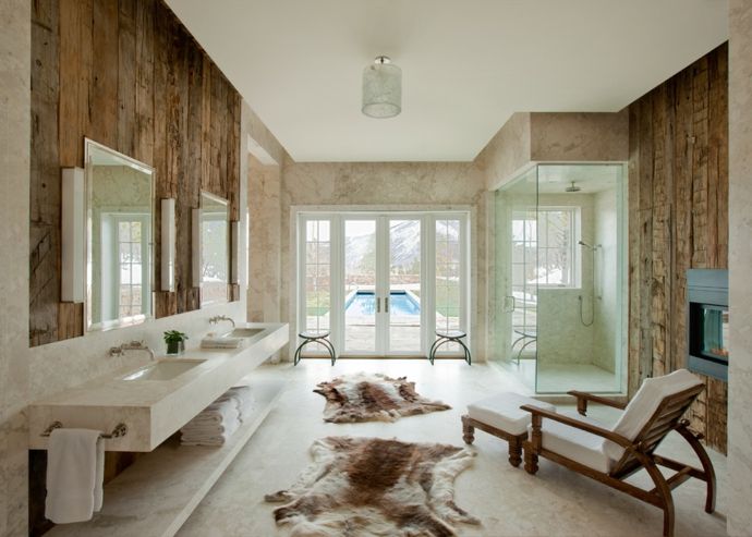 Holzwand Tier Fell Chaiselounge frankzösische Fenster Marmor Duschkabine Kamin opulent-Rustikale Badezimmer Ideen