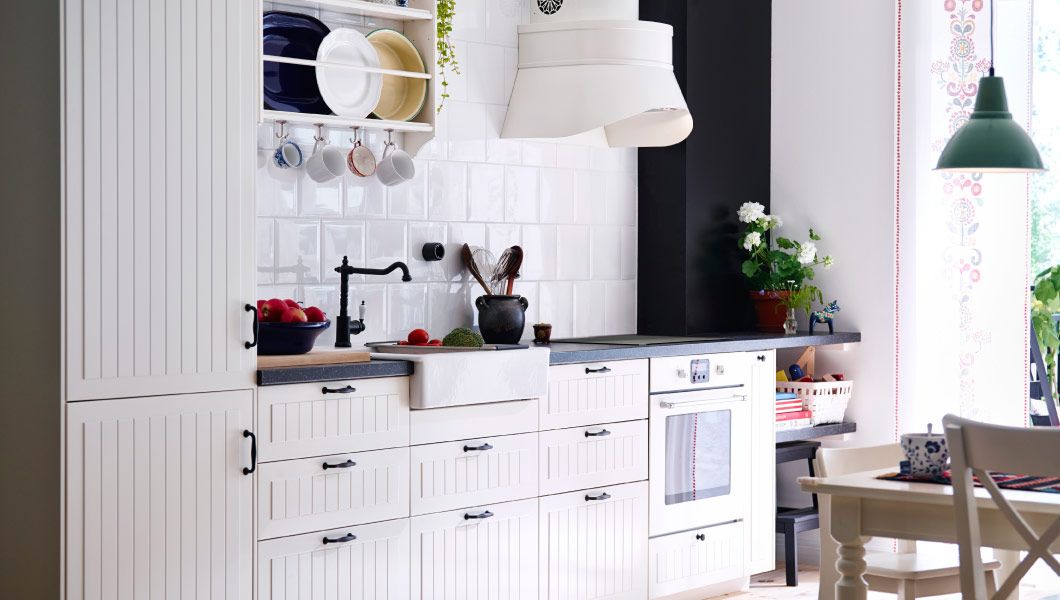 Ikea Landhaus modern Weiß rustikal Wasserhahn Hängeleuchte industriell schlicht Fliesenspiegel Dunstabzugshaube-Küchen Ideen