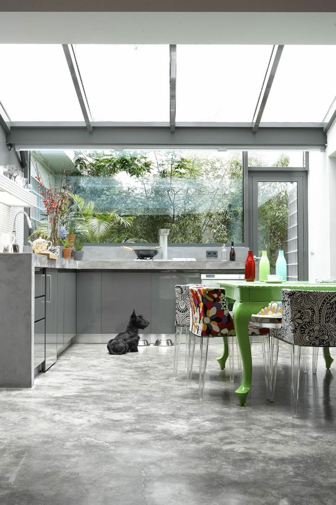 Küche Betonboden Glaswand Renovierung-Transformation der Garage
