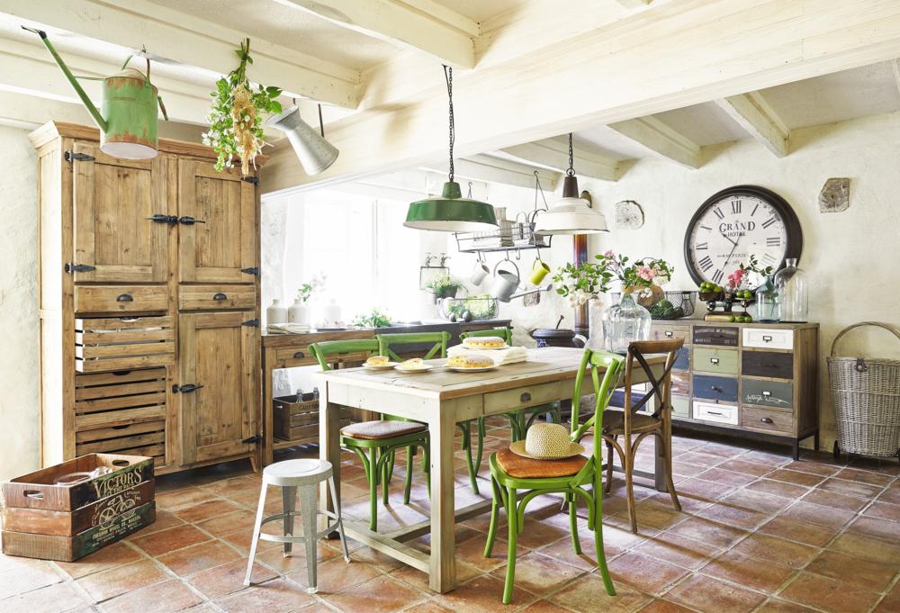 Küche Essbereich klassisch französisch Landhausstil Holz Vintage Wanduhr Hängelecuhte Patchwork Kommode Weidenkorb-Küchen Ideen