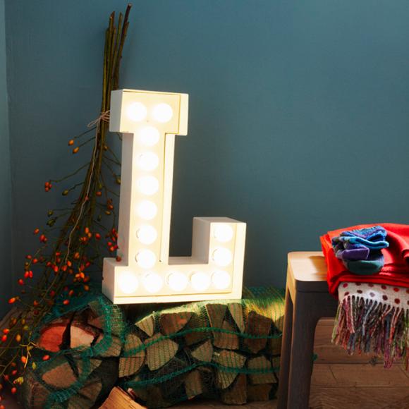 LED Buchstabe einzeln Deko Ilex Scheitholz Decken gemütlich Weihnachten Winter-Wohnideen