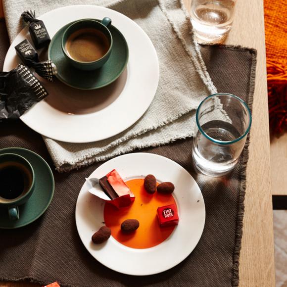 Linen Deco Coffee Coffee Break Relax Treats Sweets Glass of Water Beige Green Interior Ideas