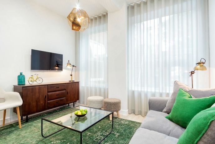 Modern graues Sofa grüne Deko Kissen Holzelemente-Wohnzimmer Einrichtung Ideen