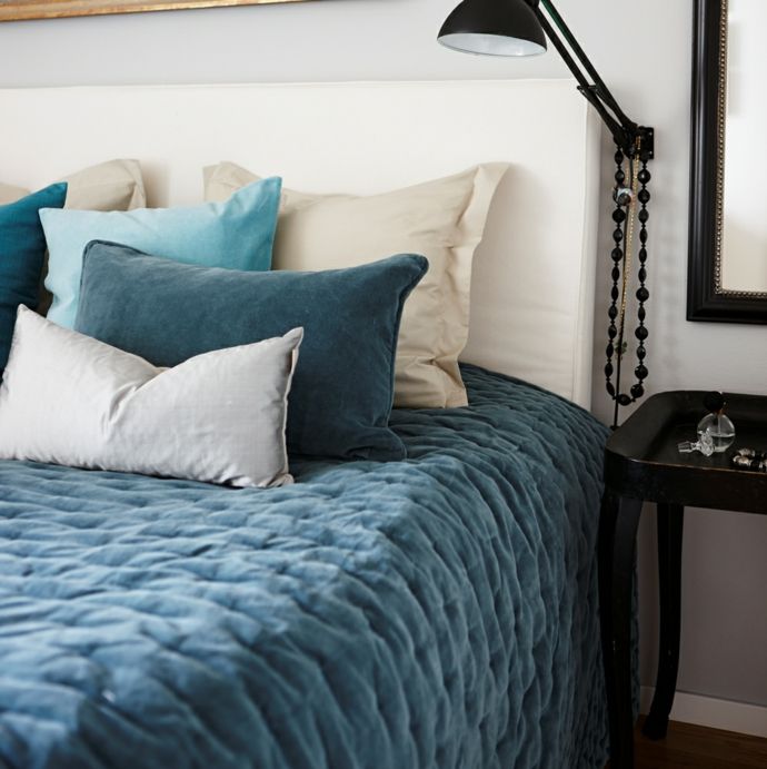 Velvet pillows and blankets in blue - home accessories with velvet