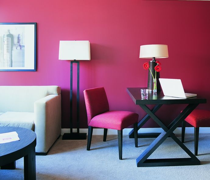 Sofa Arbeitstisch Stehlampe Tischlampe Stuhl Rot Schwarz Weiß modern-Feng Shui im Wohnzimmer