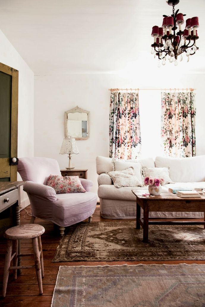 Sofa Sessel Stoff Vorhang Blumenmuster Rahmenspiegel Kronleuchter Teppich Rosa Weiß Holz-Shabby Chic Möbel