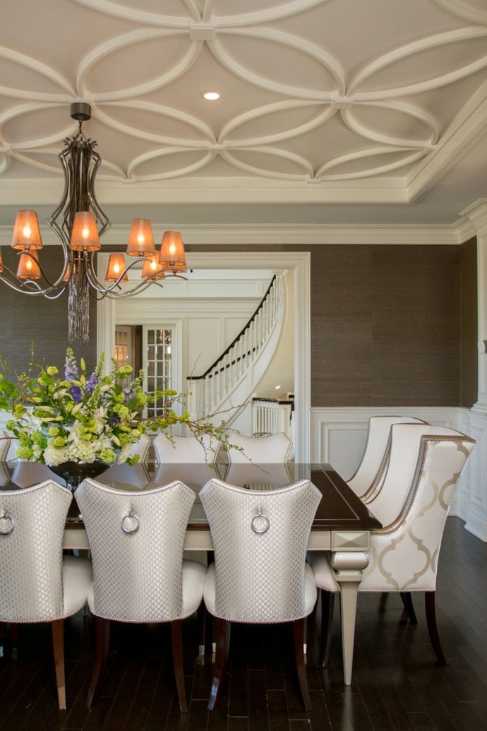 Traditional, lush dining room design in a maritime furnishing style