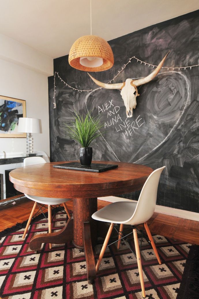 Wohnzimmer Rautenmuster Teppich Hängeleuchte Schiefertafel Eames Stuhl-Tafelwand