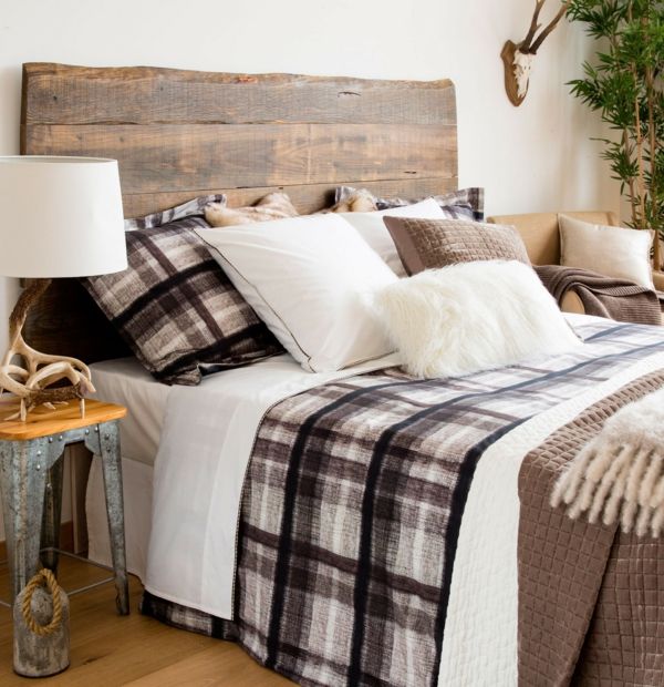 As a bedspread, the pattern looks particularly inviting, checked pattern, natural color, bedroom, rustic headboard made of wood
