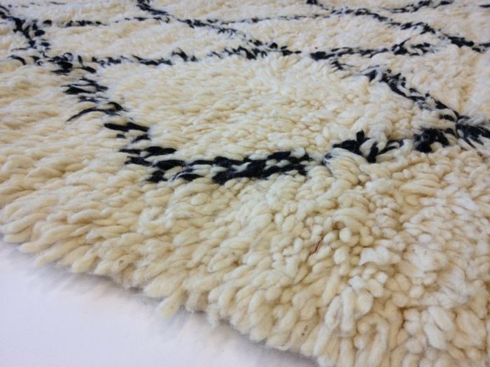Berber carpet in black and white-exotic carpet ideas