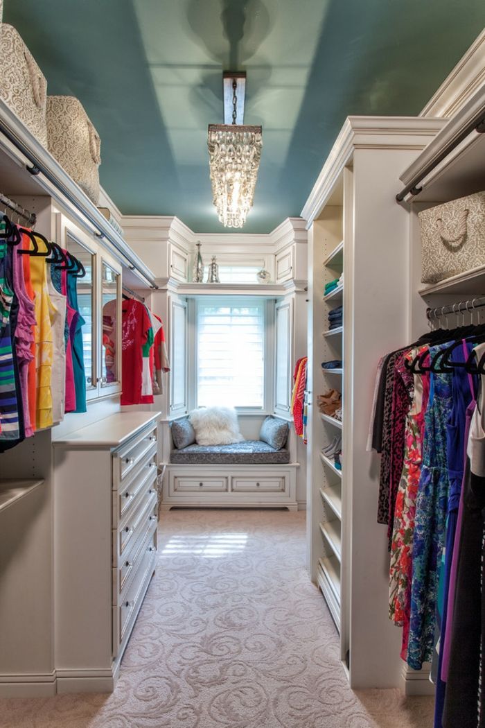 Blue walls, luxurious chandelier and bench - The color combination is refreshing and cozy. - Open walk-in closet in white and blue