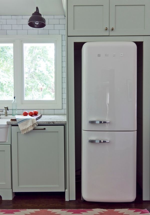 Chicer Look und zurückhaltende Einrichtung mit dem weißen Retro-Kühlschrank-amerikanischer Kühlschrank