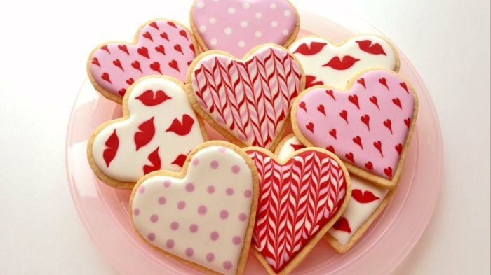 Cookies with love messages for Valentine's Day desserts Heart-shaped fondant sweets Valentine's Day