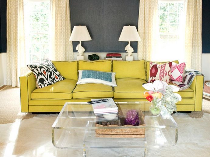 Couchtisch aus Acrylglas gelbes Sofa frisch farbenfroh-Wohnzimmer Modern