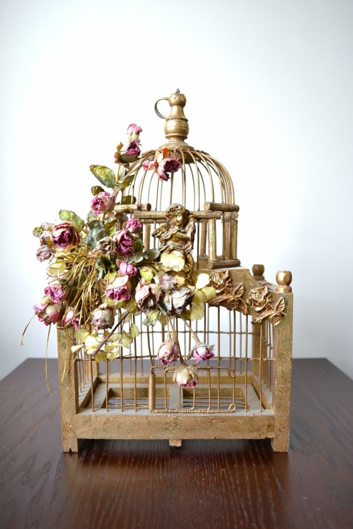 Dekorativer Vogelkäfig mit Verzierung von künstlichen Pflanzen-Antiker vergoldeter Vogelkäfig aus Metall Tischdeko urban Wohndesign