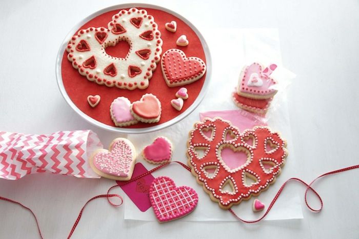 Dekorierte Herzplätzchen-Überraschen Sie Ihre Gäste mit dieser wundervollen Tischdekoration-Dessert Plätzchen Kekse Herzform Valentinstag romantisch Tischdeko Geschenk