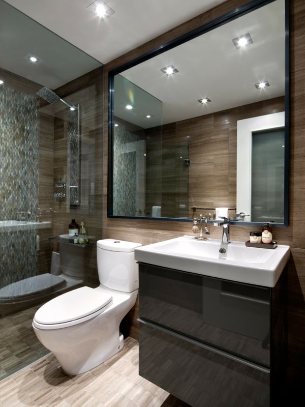 Die Kombination aus den Mosaikfliesen, den großen Spiegel-Atmosphäre-Badunterschrank Ikea Badezimmereinrichtung üppig Luxus