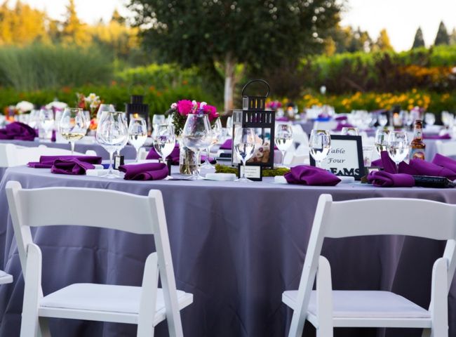 Colorful table decoration in violet, lilac, pink and white table decoration wedding colors