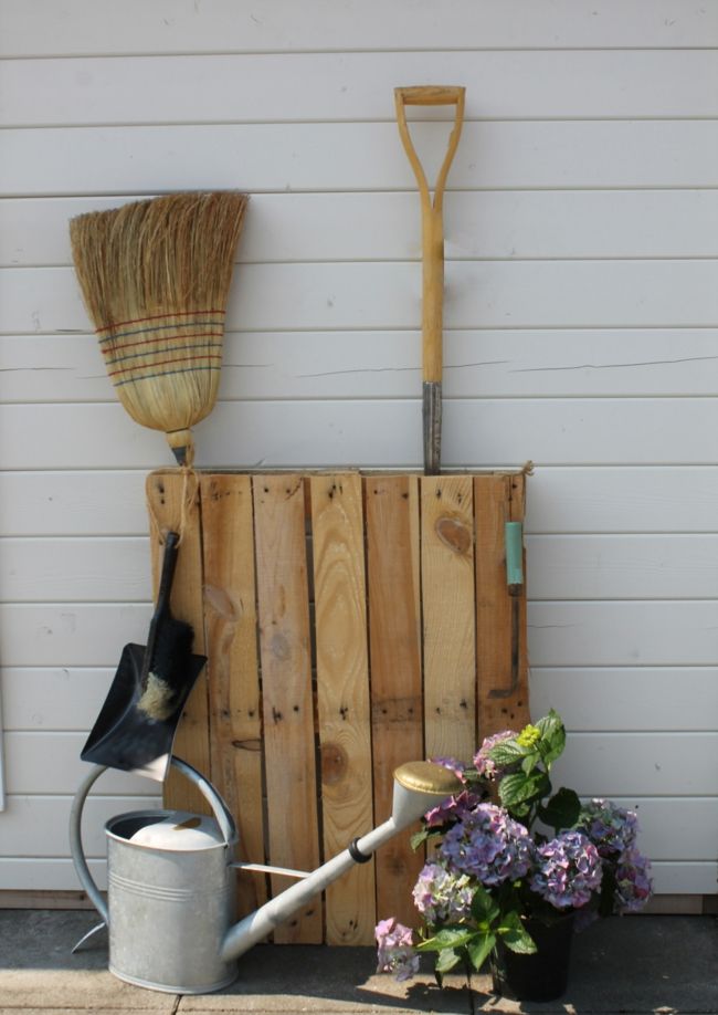 Garden tools as a varied addition to the exterior garden decoration ideas