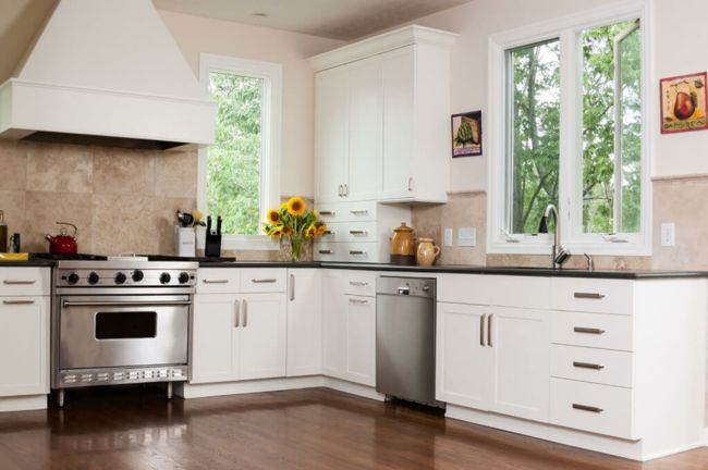 Cozy kitchen in white-The stove should not be next to the sink-Feng Shui furnishing kitchen planning prosperity