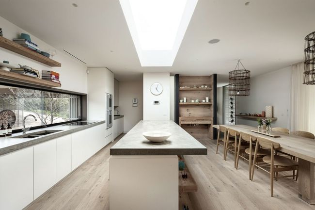 Geradliniges Design-Schlichter moderner Essbereich mit rustikalen Elementen-Sitzecke weiße Küche im skandinavischen Stil