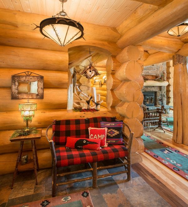 Großformatiger Karostoff in ausgesprochen rustikalem Alpenlook-Holzhütte Gemütlichkeit Wärme Karostoff Karomuster Trend
