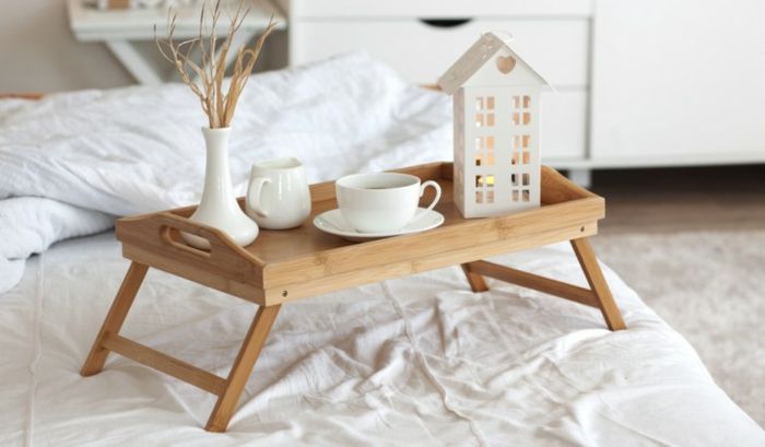 Harmonious furnishings in white-The wooden breakfast tray and the tealight holder invite you to take a pleasant break. -Decoration of the living room