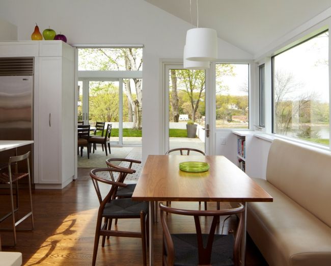 Helle und luftige Küche-Ein harmonisches Bild-Holztisch Sitzbank Küche