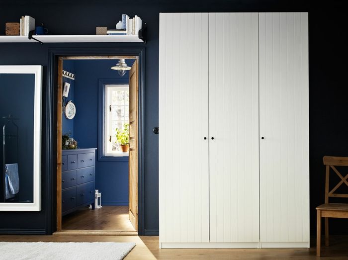 Ikea weiße dreitürige Garderobe im Landhaus-Hochwertige Kleiderschränke für das Schlafzimmer