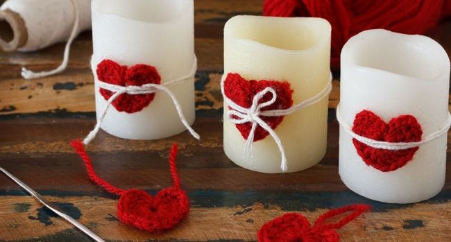 Candles with crocheted red hearts decoration ideas for Valentine's Day