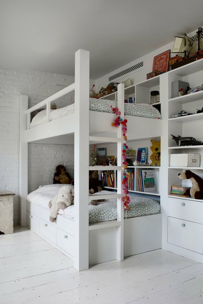 Kinderzimmer mit Etagenbett in überwiegend Weiß-Die Holzböden waren ursprünglich in Kürbis-Orange-Einfamilienhaus Kinderzimmer Luxushaus Altbau