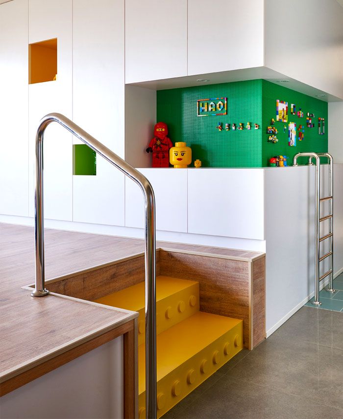 Kleine Tafel in Grün für Lego und Familienfotos-Optik Einbauschrank Wohnzimmer verspielt einzigartig