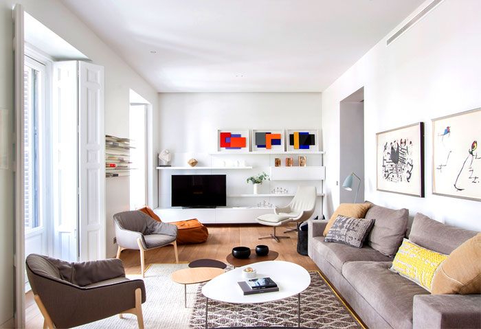 Komfort und Funktionalität-modernes Wohnzimmer Retro Stühle weiße Fensterläden Gemütlichkeit