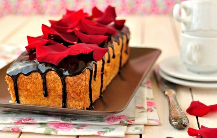 Kuchen mit Schokoglasur-Dessert mit Rosenblüten dekorieren-Rezepte Nachtisch Kuchen Rosenblüten Tischdeko Valentinstag