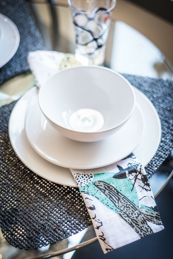 Kunstvolle Stoffservietten machen das Essenserlebnis schöner-Tischdekoration Stoffserviette Tischdecke Porzellan Weiß Geschirr