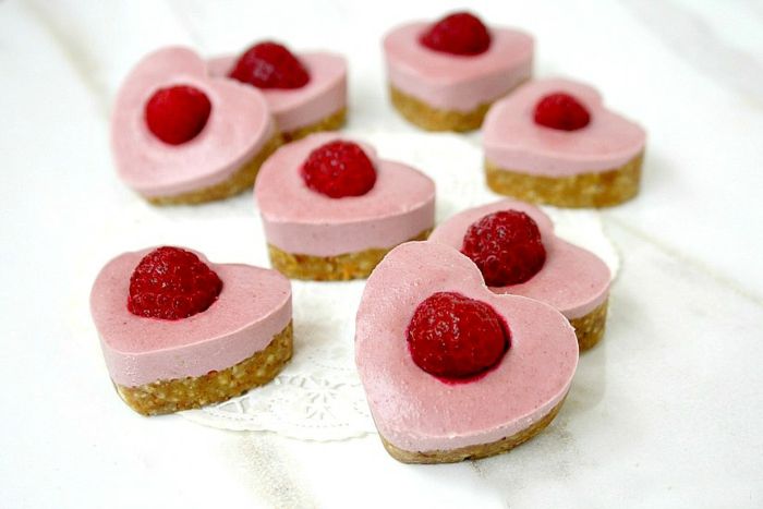 Käsekuchen-Kekse mit Himbeeren in Herzform-Dessert Herzform romantisch Valentinstag