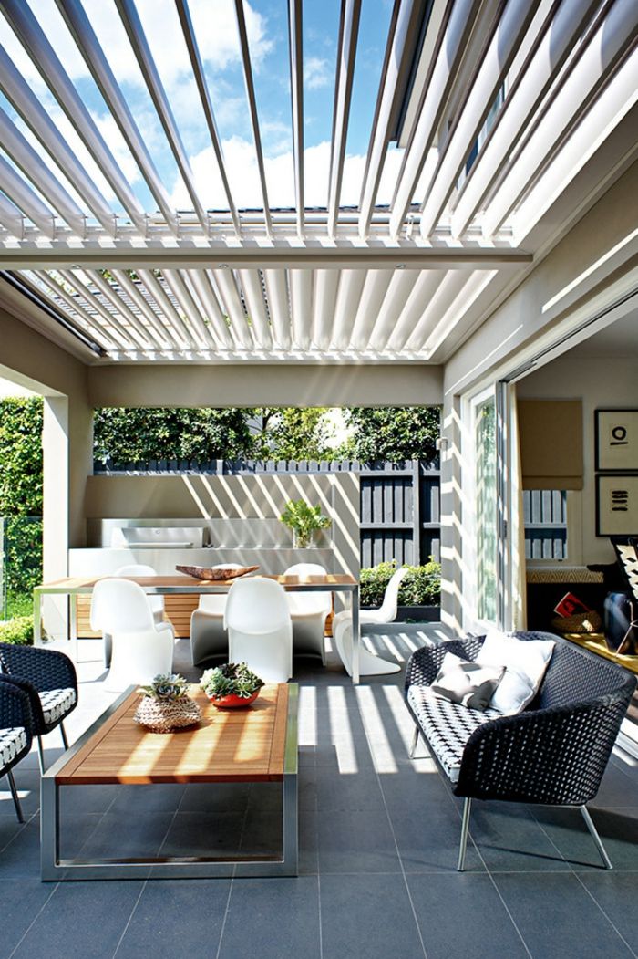 Lichtdurchfluteter Außenbereich minimalistisch Gartenmöbel-Veranda Innenhof Gestaltung