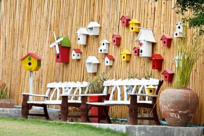 Lustige Deko Idee mit Vogelhäuschen für den Innenhof-Gartenmöbel Gartenbänke Bambusstämme Vogelhäuschen