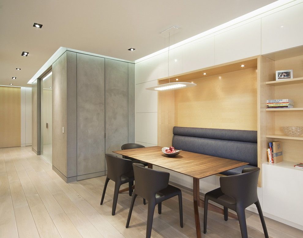 Moderne Einrichtung mit einem Material-Mix-Steinoptik Steinwand Innendesign Sitzbank Esszimmer Designer Stühle diskere Beleuchtung