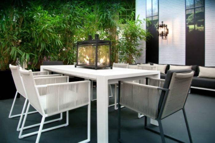 Moderne Gestaltung des Innenhofs in neutralen Farben-Gartendeko Gartentisch Gartenstühle luxuriöses Haus diskrete Beleuchtung