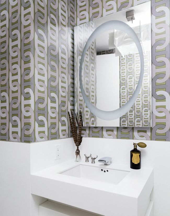 Modern chain-like photo wallpaper in white and silver bathroom wallpaper