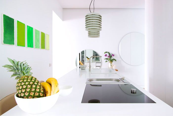 Moderne minimalistische Küche in Weiß-renovierte Küche in Weiß Kochinsel minimalistisch