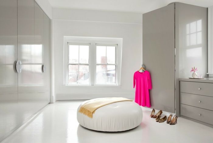 Moderner Kleiderschrank in Weiß und Hellgrau -Offener begehbarer Kleiderschrank Eleganz Hochglanz Luxus Ankleide